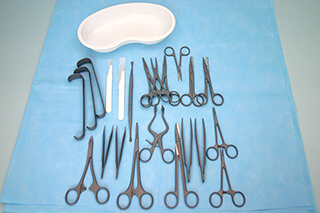 Notfallchirurgisches Besteck aus Metall, steril